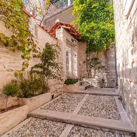Villa Opera Garden Sutivan